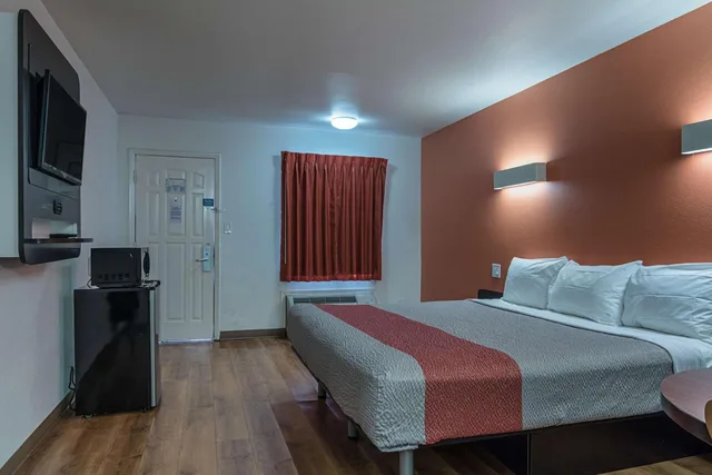 1 King Bed Smoking, Motel6 Texarkana, AR 1/8
