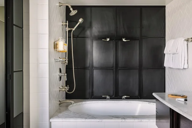 Suite, Multiple Beds, Bathtub، The Eden 3/6