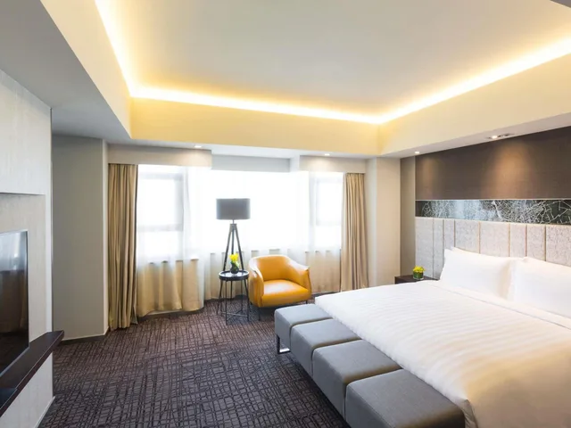 Junior Suite, Grand Mercure Shanghai Hongqiao 2/6