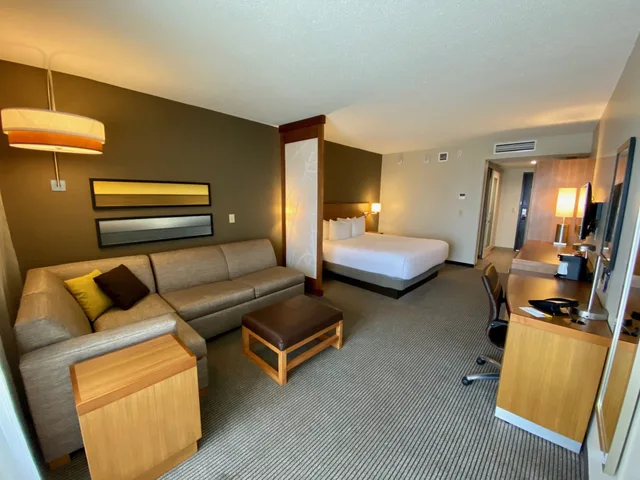 غرفة بسرير كينج بإطلالة جزئية على البحر مع أريكة، Hyatt Place Ocean City Oceanfront 2/6