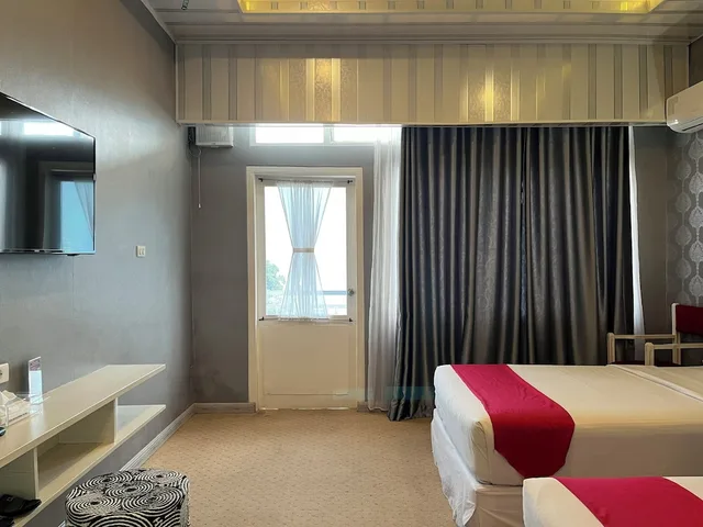 غرفة ديلوكس بسريرين منفصلين، Grand Tamaro Hotel Parapat 6/8