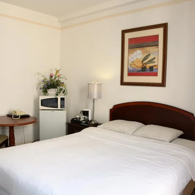 Mixed Dorm, Nash Hotel Berkeley 3/10