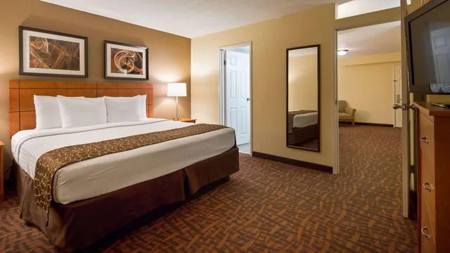 جناح بسرير كينج، Best Western Louisville East Inn & Suites 2/5
