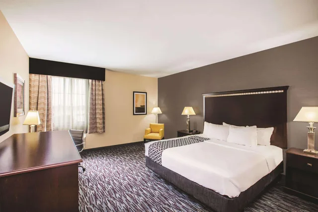 Room, King Bed, City or Park View, Accessible، La Quinta Inn & Suites by Wyndham Allen at The Village 2/4