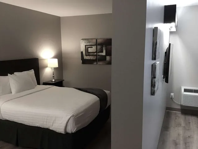جناح بسرير كينج بمطبخ صغير، Villa Inn and Suites, SureStay Collection By Best Western 1/3