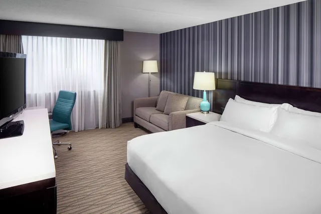 غرفة بسرير كينج مع أريكة، Wyndham Garden Westlake 2/6