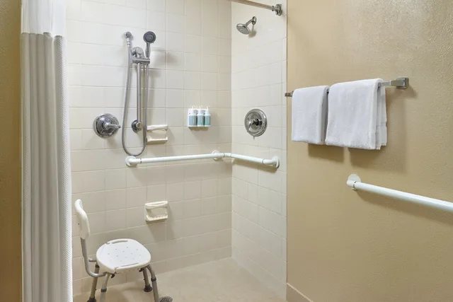 غرفة بسرير كينج بشرفة مع أريكة، Courtyard Orlando Airport 6/18