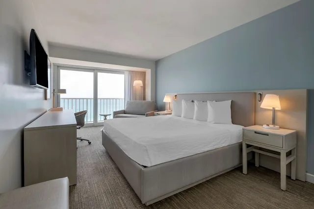 غرفة بسرير كينج بإطلالة على البحر مع أريكة، Condado Palm Inn San Juan, Tapestry Collection by Hilton 1/3