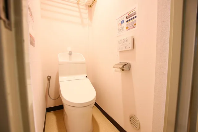 غرفة بسريرين منفصلين وسرير بطابقين بحمام مشترك، Sakura Hotel Jimbocho 7/9