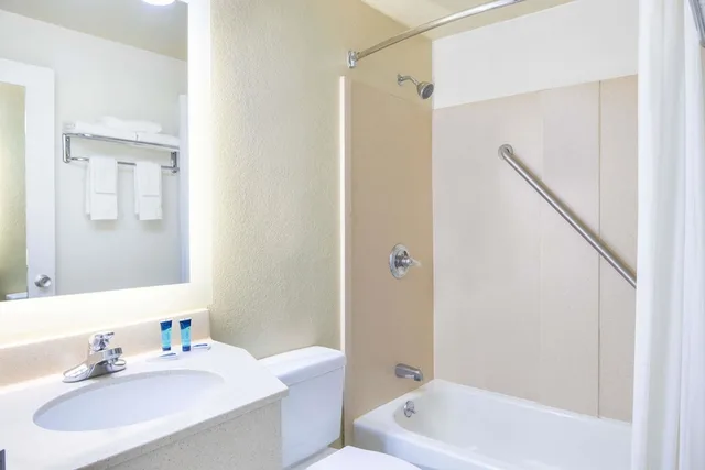 غرفة قياسية بسرير كينج، Howard Johnson By Wyndham Athens 4/5