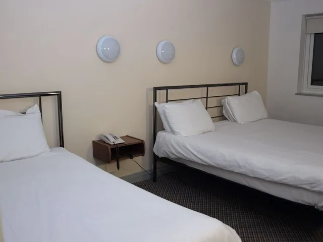 غرفة بسريرين منفصلين وسرير كينج وسرير فردي، 247Hotel.com 1/10