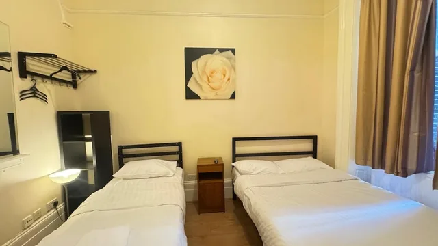 غرفة ثلاثية بسرير مزدوج وسرير فردي، Anwar House 5/10