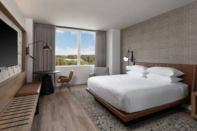 Deluxe, King Bed, Golf Course View, Accessible, Sheraton Flowood The Refuge Hotel & Conference Center 1/5