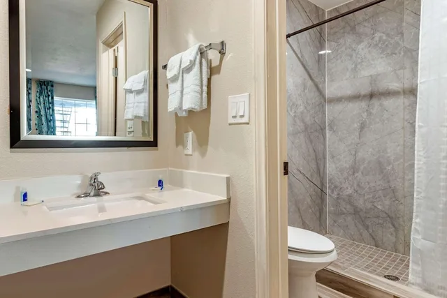 غرفة قياسية بسريرين مزدوجين، Rodeway Inn Caldwell TX 2/2
