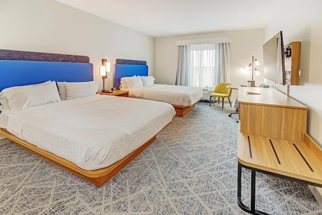 غرفة بسريرين كوين بمطبخ صغير، Hampton Inn Foley 2/10