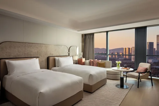 Classic, King Bed, Club Lounge Access, InterContinental Wuxi Taihu New City 2/6