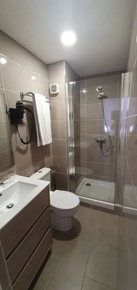 غرفة مفردة بسرير فردي، Hotel Des Pyrenees 3/4