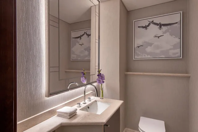 جناح بانورامي بسريرين مزدوجين بإطلالة على البحر بشرفة بغرفتي نوم، The St. Regis Marsa Arabia Island, The Pearl Qatar 5/10