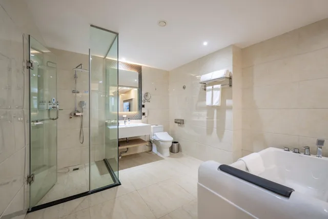 Standard, Bath and Shower، Holiday Inn Express Chengdu Tianfu Square an IHG Hotel 5/5
