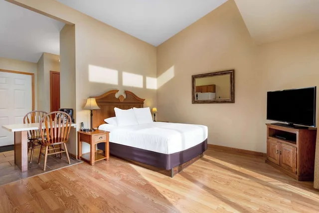 جناح استوديو بسرير كوين، Tamarack Wisconsin Dells a Ramada by Wyndham 3/7