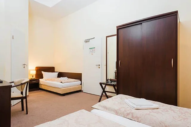 غرفة ثلاثية بثلاثة أسرّة، Upper Room Hotel 7/9