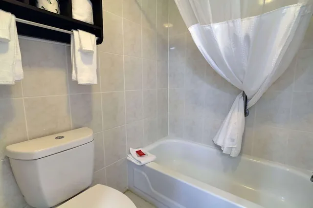 غرفة بسرير كوين، Travelodge by Wyndham Calhoun South I-75 2/3