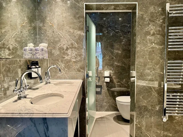 جناح غراند سوبيريور بسرير كينج وسرير فردي، The Leonard Hotel 4/4