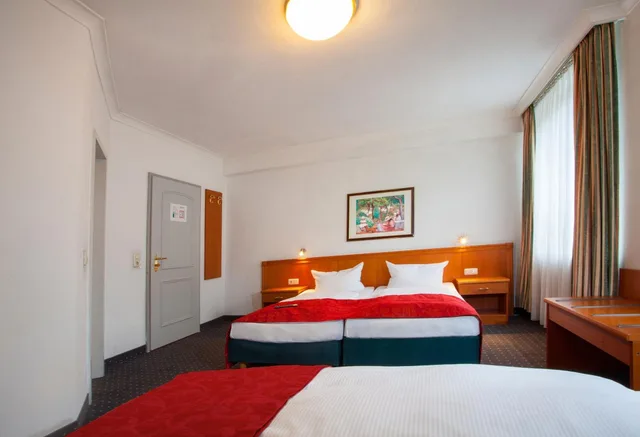 غرفة قياسية ثلاثية بسرير مزدوج وسرير فردي، Centro Hotel Royal 1/6