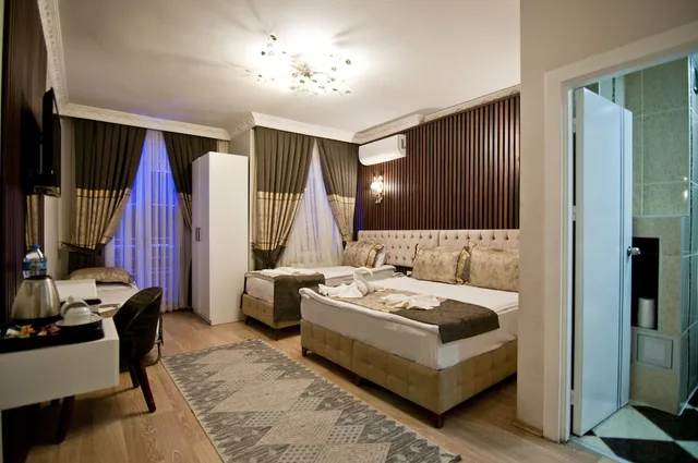 غرفة عائلية رباعية بسرير مزدوج وسريرين منفصلين، Hotel Broken Column 1/9
