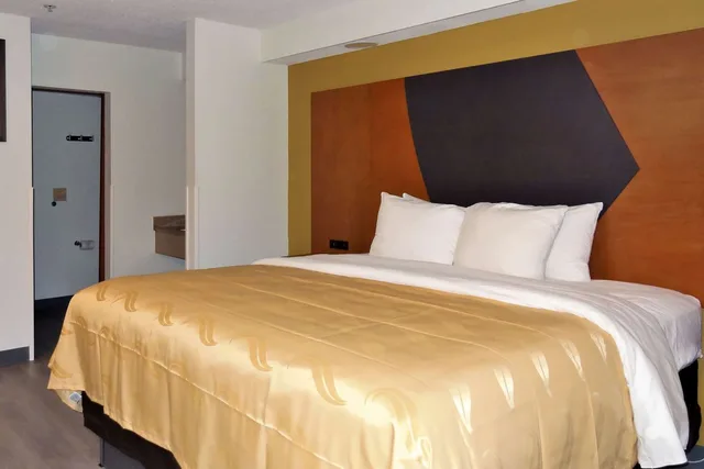غرفة بسرير كينج، Quality Inn & Suites Raleigh North 2/2