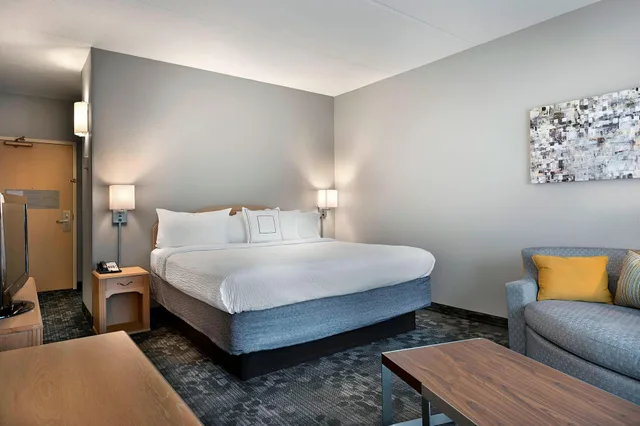غرفة بسرير كينج مع أريكة، Courtyard Myrtle Beach Broadway 1/6