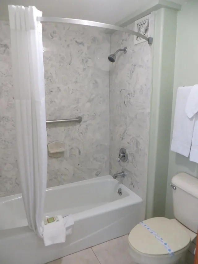 غرفة بسريرين كوين بمطبخ صغير، Super 8 By Wyndham South Padre Island 3/5