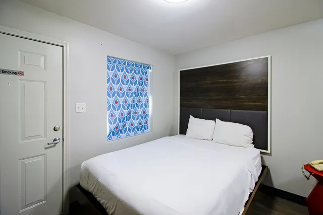 غرفة بسرير كوين، OYO Hotel Sulphur LA Hwy 90 West 1/3