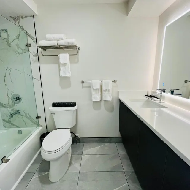 Efficiency, King Bed، Clarion Pointe Mount Vernon - Burlington WA 4/4
