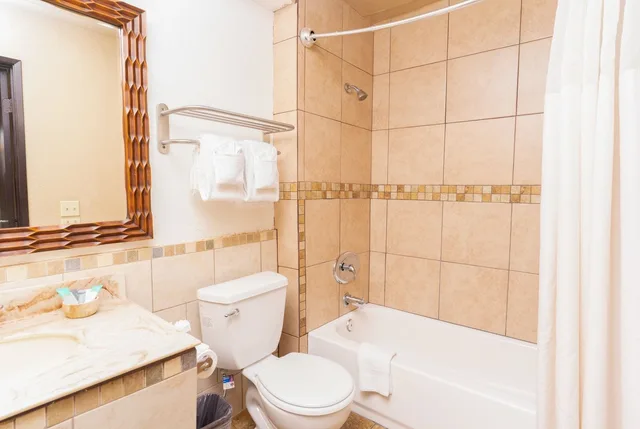 غرفة فاخرة بسرير كينج، Quality Inn Suites Near the Border 2/4