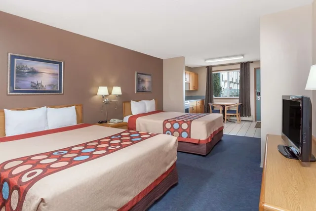Efficiency, Standard, 2 Queen Beds، Super 8 By Wyndham Medicine Hat Ab 1/5