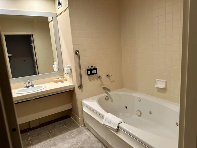 جناح جونيور بسرير كينج بجاكوزي، Rocklin Park Hotel, Trademark Collection by Wyndham 5/10