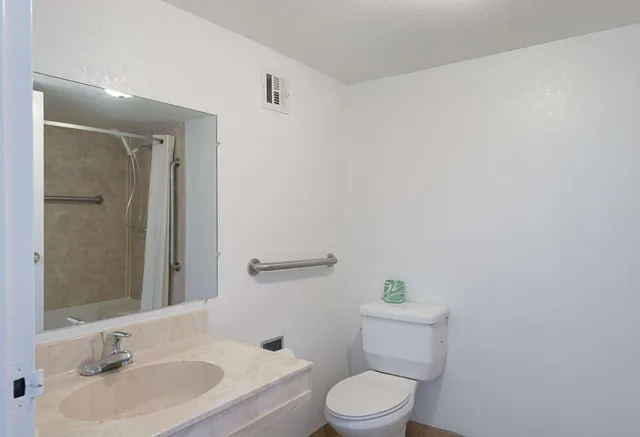 1 King Bed - Smoking, Micfridge، Motel6 San Antonio, TX - I-10 West 8/8