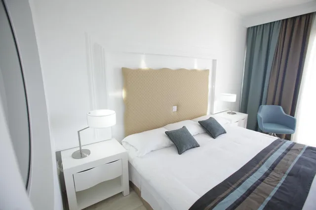 غرفة سوبيريور بإطلالة على البحر مع أريكة، Leonardo Plaza Cypria Maris Beach Hotel And Spa - Adults Only 2/5