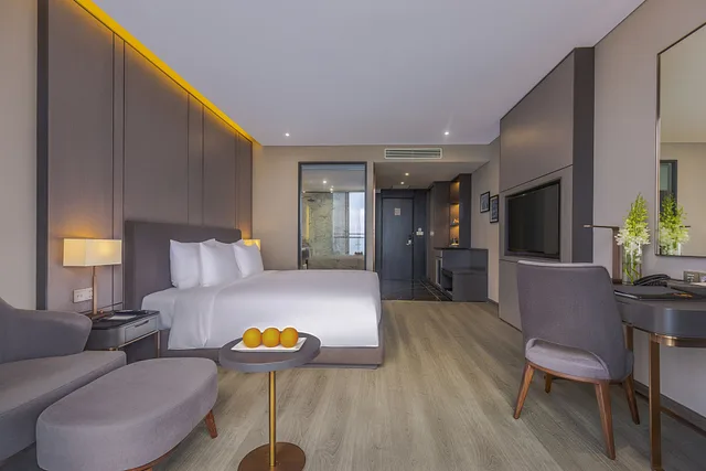 Premier, King Bed, Ocean Front، Le Sands Oceanfront Da Nang Hotel 3/9