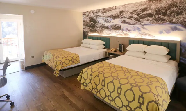 غرفة بسريرين كوين، Baymont By Wyndham Gatlinburg On The River 1/9