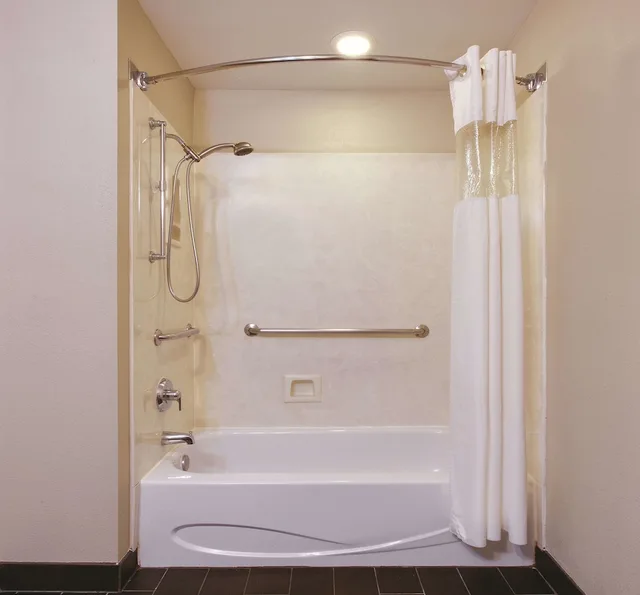 غرفة بسرير كوين، La Quinta Inn & Suites by Wyndham Rockwall 5/7