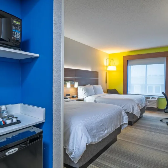 غرفة بسريرين مزدوجين لذوي الإعاقة، Holiday Inn Express Hotel & Suites Woodbridge 8/10