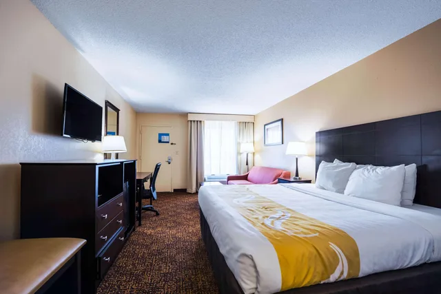 غرفة بسرير كينج للمدخنين، Quality Inn Dillon, SC 1/3