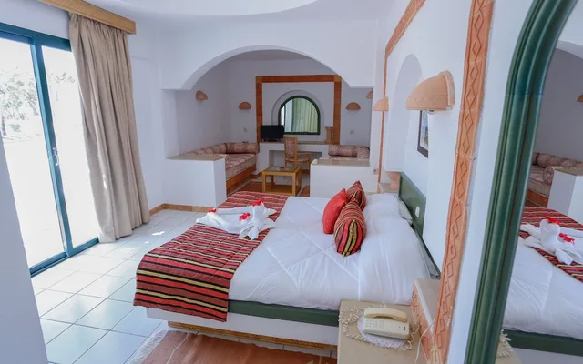 غرفة رباعية بسرير كوين بإطلالة على البحر مع أريكة، Al Jazira Beach 2/6