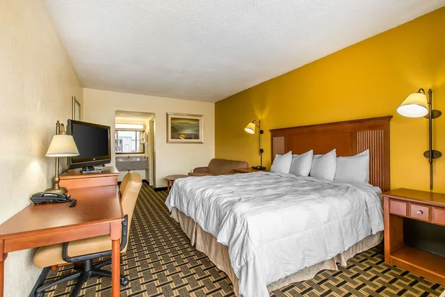 غرفة بسرير كينج للمدخنين، Econo Lodge Byron near Historic District - Warner Robins 2/2