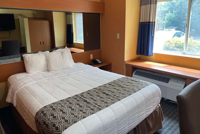 Room, Queen Bed, Accessible, Microtel Inn Suites By Wyndham Newport News Airport 1/2