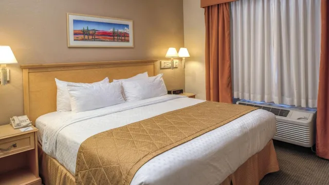 2 Bedrooms, Suite, King Bed, 2 King Beds, Sofa, Hilton Vacation Club Varsity Club Tucson 4/10