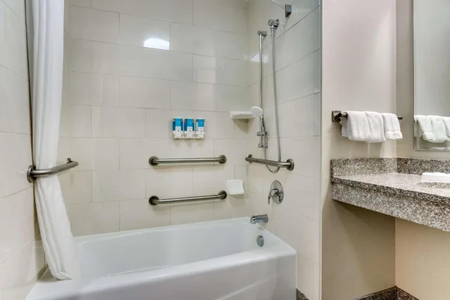 جناح بسرير كينج بغرفتين مع أريكة لذوي الإعاقة، Drury Inn & Suites Orlando 3/3