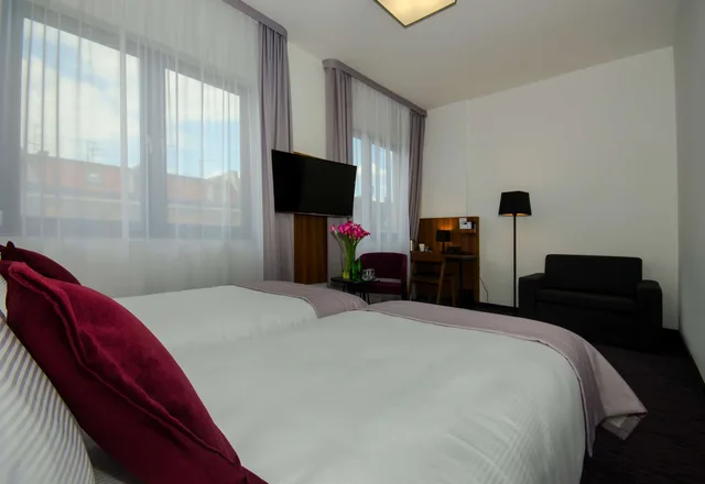 غرفة قياسية بسريرين منفصلين مع أريكة، Best Western Hotel Mariacki 1/7